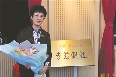 黄孝慈在东南大学成立孝慈剧社时留影.黄孝慈向徒弟示范动作.