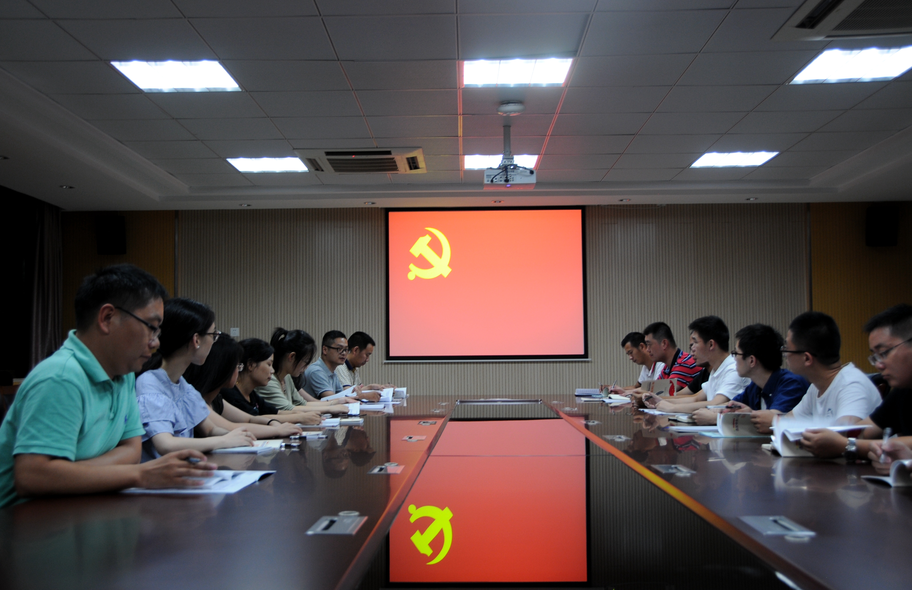 图为第一党小组在召开组织生活会