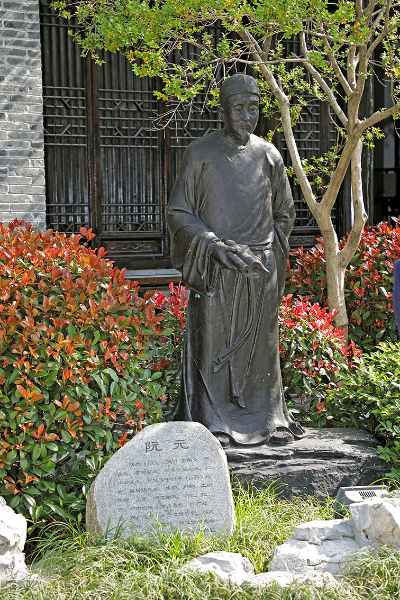 扬州家风展示馆内的阮元雕像不止阮元,两千五百多年历史的扬州,清官廉